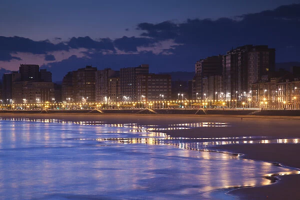Spain, Asturias Region, Asturias Province, Gijon, buildings along Playa de San Lorenzo beach