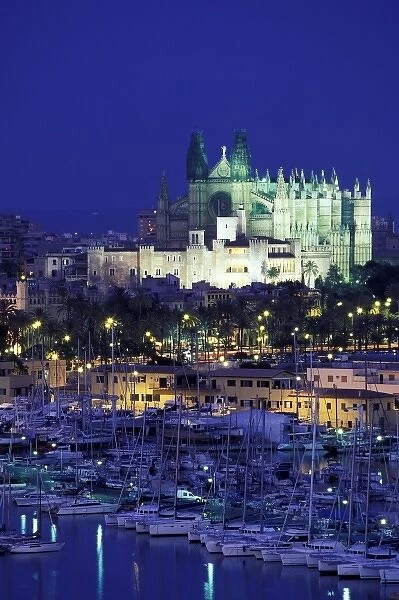 Spain, Balearics, Mallorca, Palma de Mallorca. Evening view of cathedral and harbor