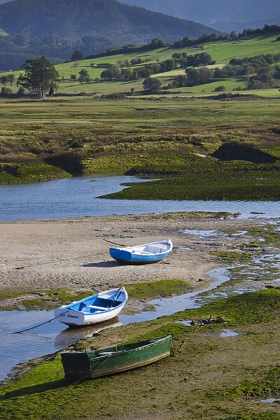 Spain, Cantabria Region, Cantabria Province, San Vicente de la Barquera, river estuary