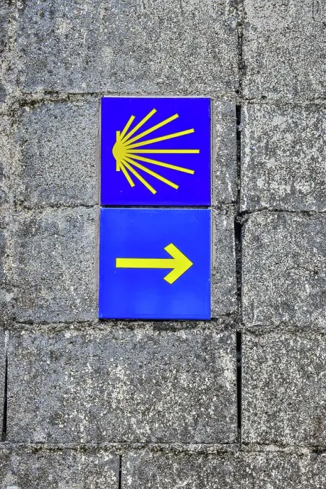 Framed Print : Spain, Galicia. Yellow arrow and clam shell along the Camino de Santiago (Way of St. James) between Lavacolla and Santiago de Compostela