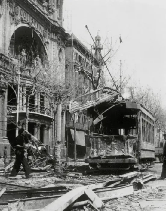 Framed Print : Spanish Civil War(1936-1939). Barcelona. Damage caused by the bombing of 17 and 18 Framed Print : Spanish Civil War(1936-1939). Barcelona. Damage caused by the bombing of 17 and 18