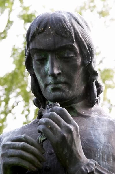 A statue of Carl Linnaeus holding a bird by Gerda Sprinchorn standing in the church