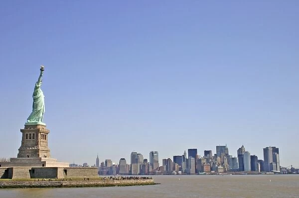 Statue of Liberty and Manhattan skyline 2005