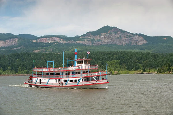 The sternwheeler Columbia Gorge on the Columbia River at the town of Cascade Locks