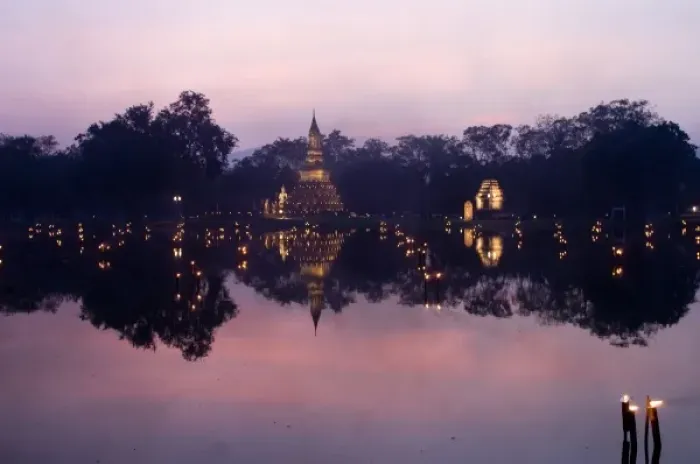 Framed Print : Stupa at Sukothai historical site lit up with candles for Loi Krathong