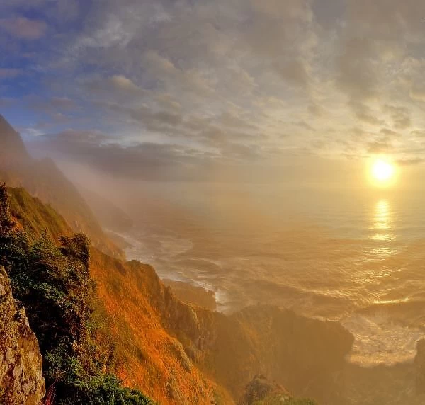 Sun sets over the Pacific Ocean from Heceta Head near Florence, Oregon, USA