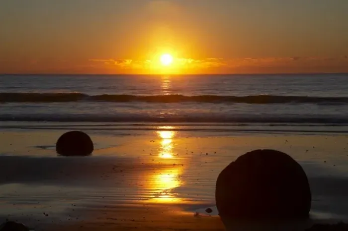 Framed Print : Sunrise, Moeraki Boulders, North Otago, South Island, New Zealand