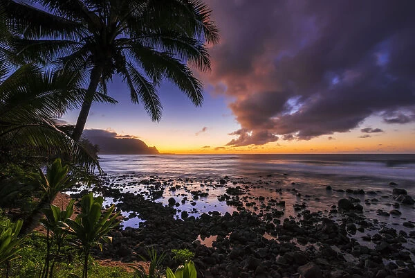 Sunset over the Na Pali Coast from Hideaways Beach, Princeville, Kauai, Hawaii, USA