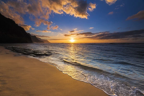 Sunset over the Na Pali Coast from Ke e Beach, Haena State Park, Kauai, Hawaii USA