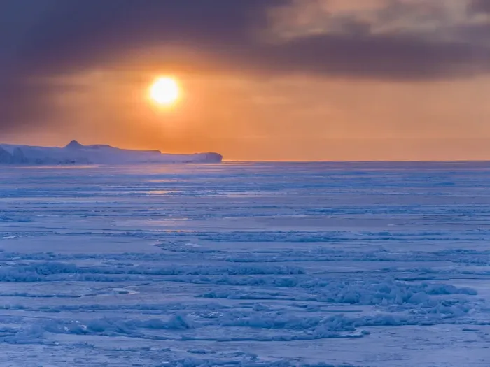 Framed Print : Sunset during winter at the Ilulissat Fjord, located in the Disko Bay in West Greenland Framed Print : Sunset during winter at the Ilulissat Fjord, located in the Disko Bay in West Greenland