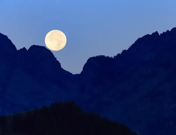 Framed Print : Super moon setting over the Grand Teton Mountain Range, Grand Teton National Park Framed Print : Super moon setting over the Grand Teton Mountain Range, Grand Teton National Park