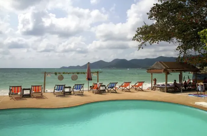 Framed Print : Swimming pool facing the Gulf of Thailand at Chaweng beach on the island of Ko Samui