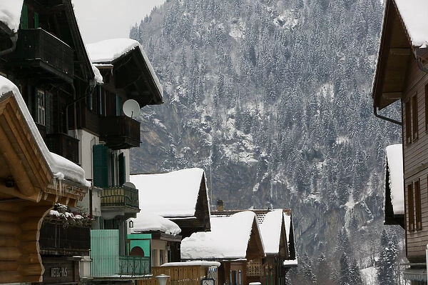 SWITZERLAND-Bern-LAUTERBRUNNEN: Ski Chalets  /  Winter