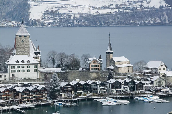 SWITZERLAND-Bern-SPIEZ: Town Castle (13th century) & Lake Thun  /  Winter