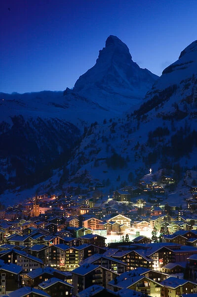 SWITZERLAND-Wallis  /  Valais-ZERMATT: View of ZERMATT & Matterhorn  /  Evening  /  Winter