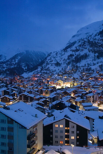 SWITZERLAND-Wallis  /  Valais-ZERMATT: Evening Town View  /  Winter