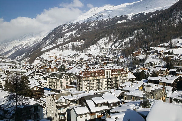 SWITZERLAND-Wallis  /  Valais-ZERMATT: Town View & Mont Cervin and Residence Hotel  /  Daytime