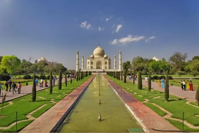 Framed Print : Taj Mahal mausoleum / Agra, India Framed Print : Taj Mahal mausoleum / Agra, India