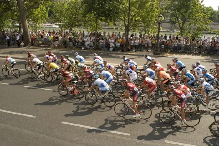 Framed Print : Thousands line the Quai des Tuileries to welcome the peloton in the Tour de France