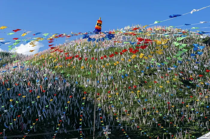 Framed Print : Tibet, Kham, Tagong. Hundreds of prayer flags above the Ser Gyergo nunnery Framed Print : Tibet, Kham, Tagong. Hundreds of prayer flags above the Ser Gyergo nunnery