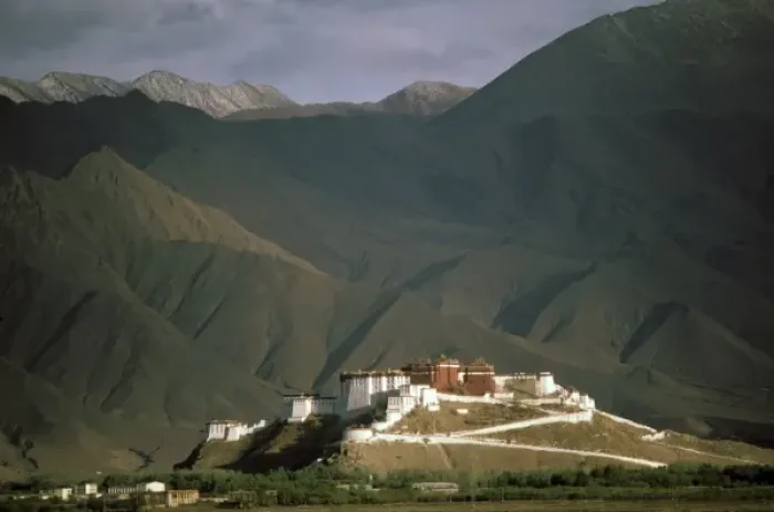 Framed Print : Tibet, Lhasa. Potala Palace Framed Print : Tibet, Lhasa. Potala Palace