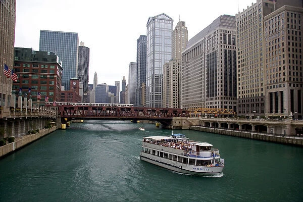 Tour boat on the Chicago River in Chicago, Illinois