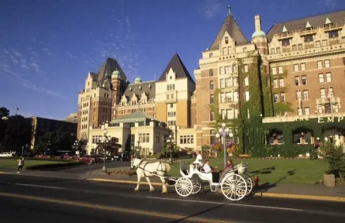 Framed Print : Tourist in horse drawn carriage in front of the famous Empress Hotel in beautiful