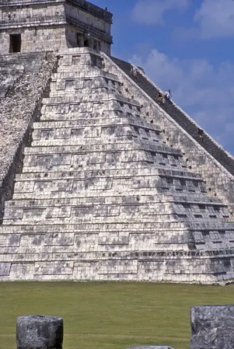 Framed Print : Tourists climbing stairs of El Castillo, stone ruins in Chichen Itza. Central America