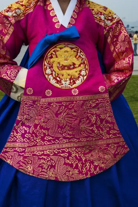 Framed Print : Traditional dressed of a korean woman, Gyeongbokgung palace, Seoul, South Korea