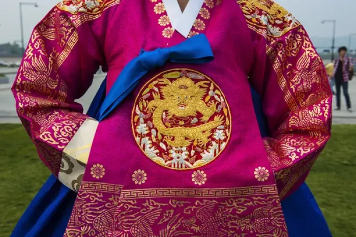 Framed Print : Traditional dressed of a korean woman, Gyeongbokgung palace, Seoul, South Korea Framed Print : Traditional dressed of a korean woman, Gyeongbokgung palace, Seoul, South Korea
