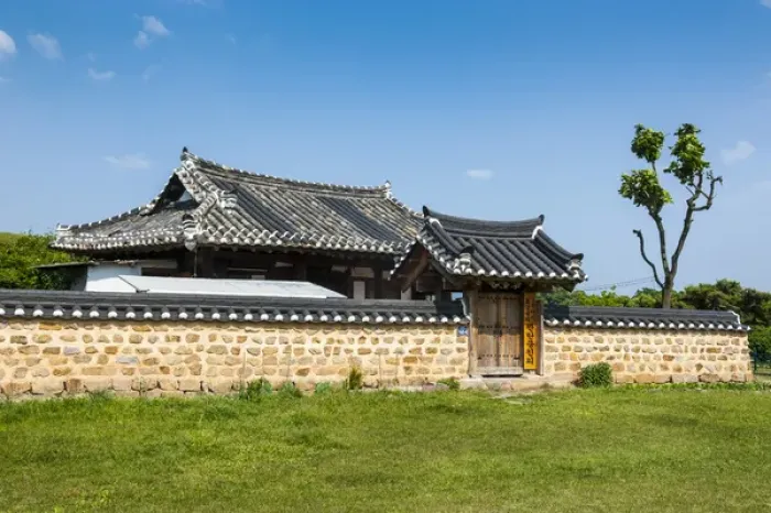 Framed Print : Traditional house and yard in the Unesco world heritage sight Gyeongju, South Korea Framed Print : Traditional house and yard in the Unesco world heritage sight Gyeongju, South Korea