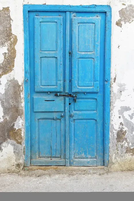Framed Print : Tunis, Tunisia. A blue door on a house near the Tunis Souk