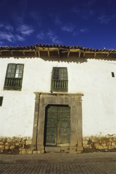 Framed Print : Typical Spanish colonial architecture near the Plaza de Armas, Cuzco, Urubamba Valley, Peru Framed Print : Typical Spanish colonial architecture near the Plaza de Armas, Cuzco, Urubamba Valley, Peru