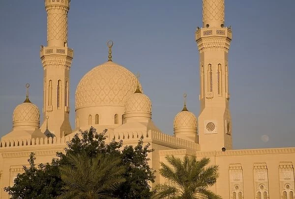 UAE, Dubai. Jumeirah Mosque with full moon rising