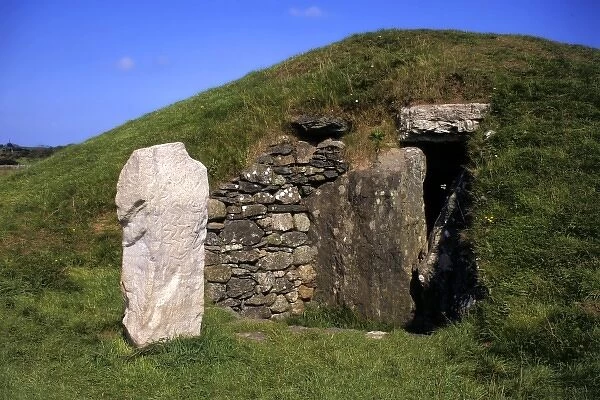 UK, Wales, Angelesey. Ancient burial chamber of Bryn Celli Ddu, c. 2000BC, a CADW