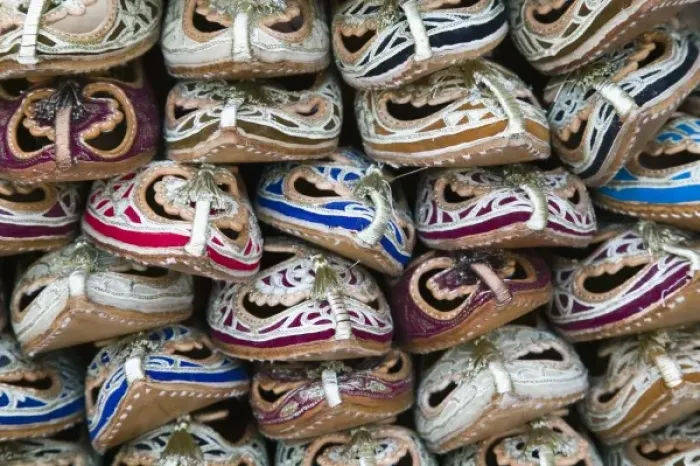 Framed Print : United Arab Emirates, Dubai, Bur Dubai. Bur Dubai Market- Arabian Slippers