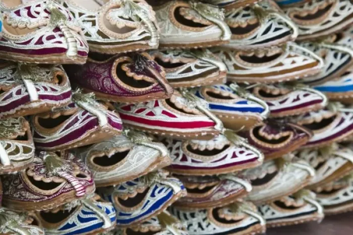 Framed Print : United Arab Emirates, Dubai, Bur Dubai. Bur Dubai Market- Arabian Slippers