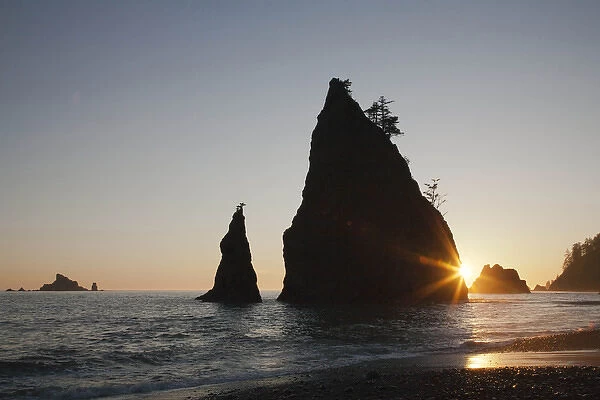 United States, Washington, Olympic National Park, Second Beach, Seastacks and Pacific