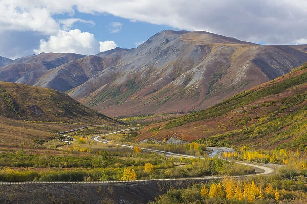 USA, Alaska, Brooks Range. Landscape with Trans-Alaska Pipeline and highway. Credit as