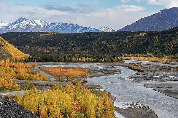 USA, Alaska, Chugach National Forest. Autumn landscape with mountains and Matanuska River