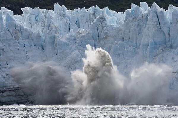 USA, Alaska, Glacier Bay National Park, Icebergs calving from Margerie Glacier along