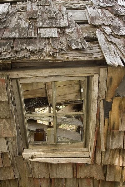 USA, Alaska, Glacier Bay National Park. Abandoned gold miners cabin. Credit as