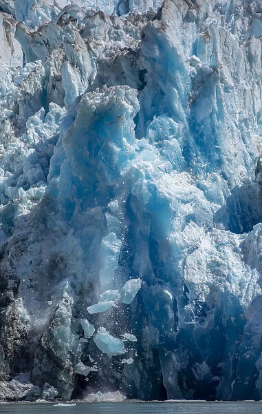 USA, Alaska, Tracy Arm-Fords Terror Wilderness, Icebergs calving from blue ice face of