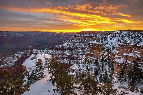 USA, Arizona, Grand Canyon National Park. Winter overview from Mather Point at sunrise