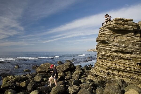 USA, CA, San Diego. People enjoy the tidepools area at Point Loma, near Cabrillo National Monument