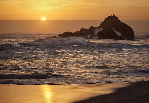 USA, California, Big Sur, Sunset and splashes at Pfeiffer Beach