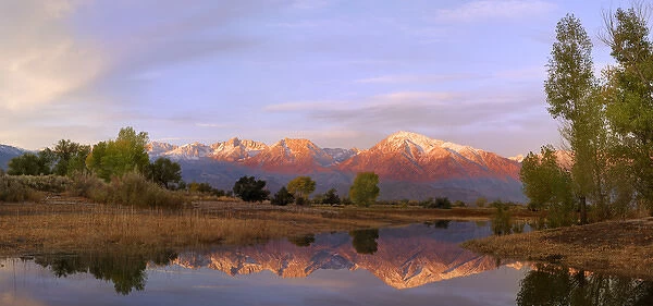 USA, California, Bishop. View of Sierra Mountains from Farmers Pond at sunrise. Credit as