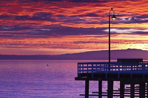 USA, California, Central Coast, Santa Cruz, Municipal Wharf, dawn