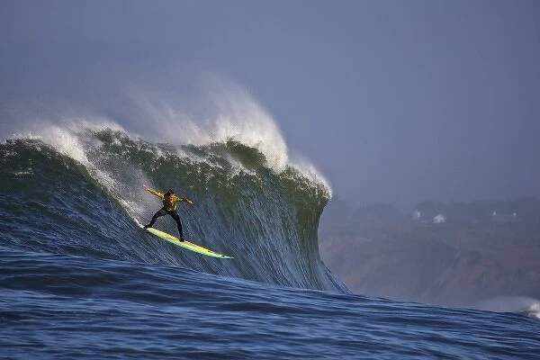 USA, California, Half Moon Bay. Mavericks Surf Competition 2010, Zach Wormhoudt