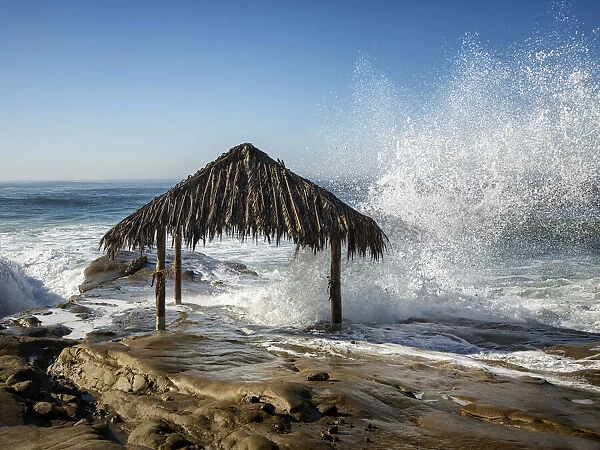 USA, California, La Jolla, High surf at high tide inundates Windansea Surf Shack